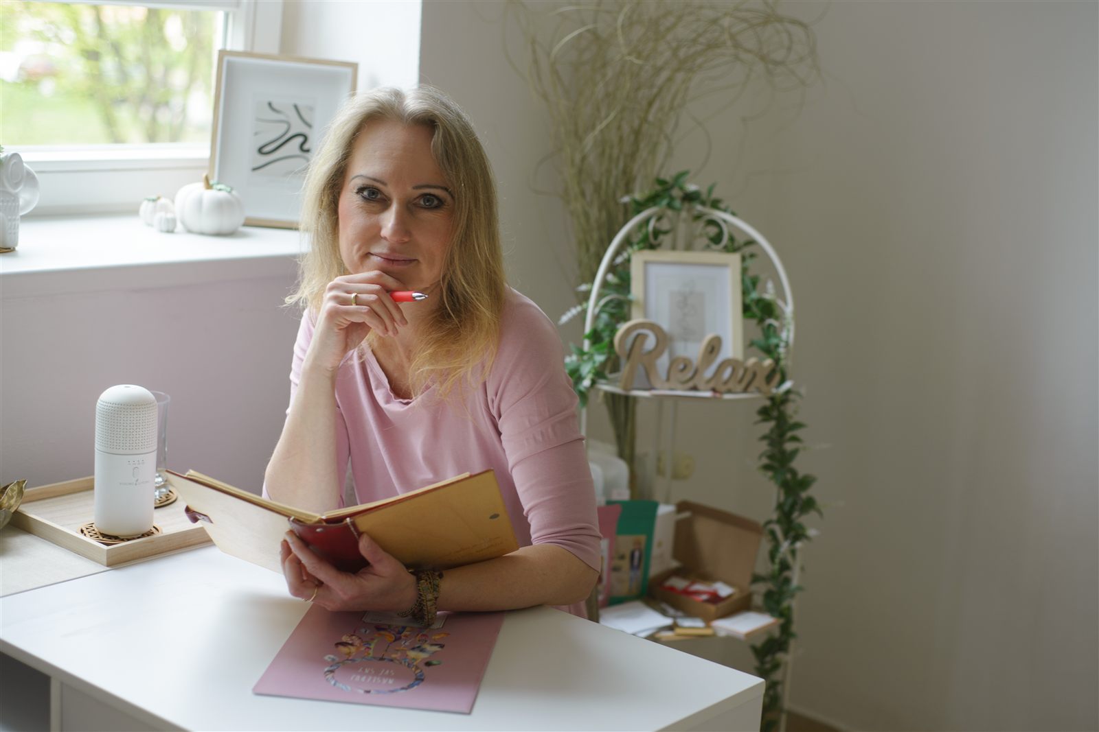 Kateřina Kučová při práci ve svém ateliéru
